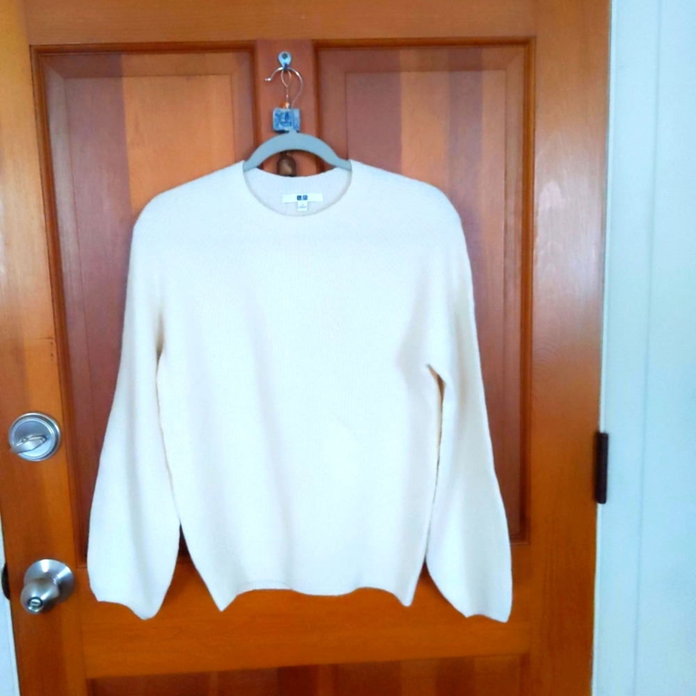 NWOT Uniqlo cream sweater